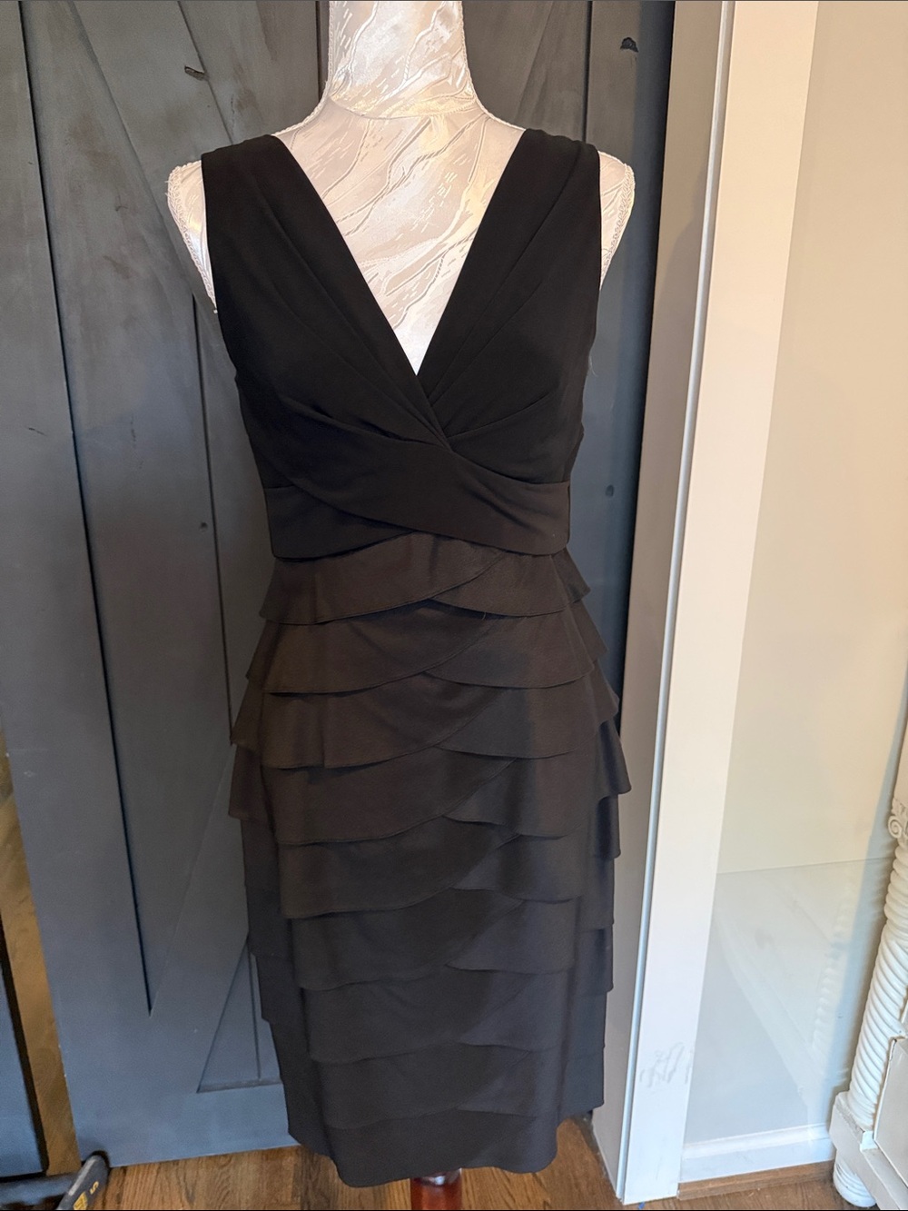 Adrianna Papell Black Sleeveless V-Neck Tiered Midi Dress